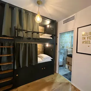 Fraternity-hotel Parijs